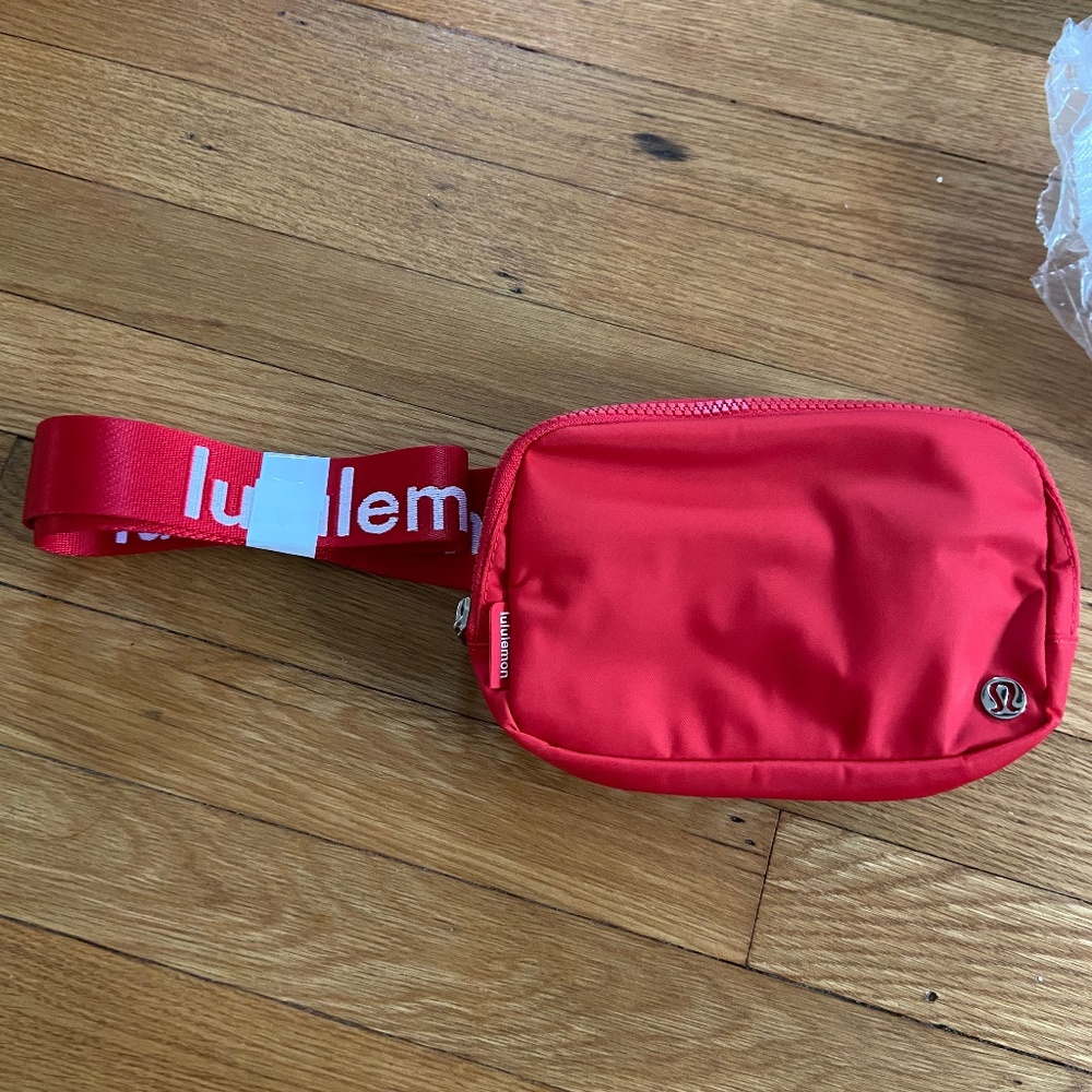 lululemon everywhere belt bag (employee)